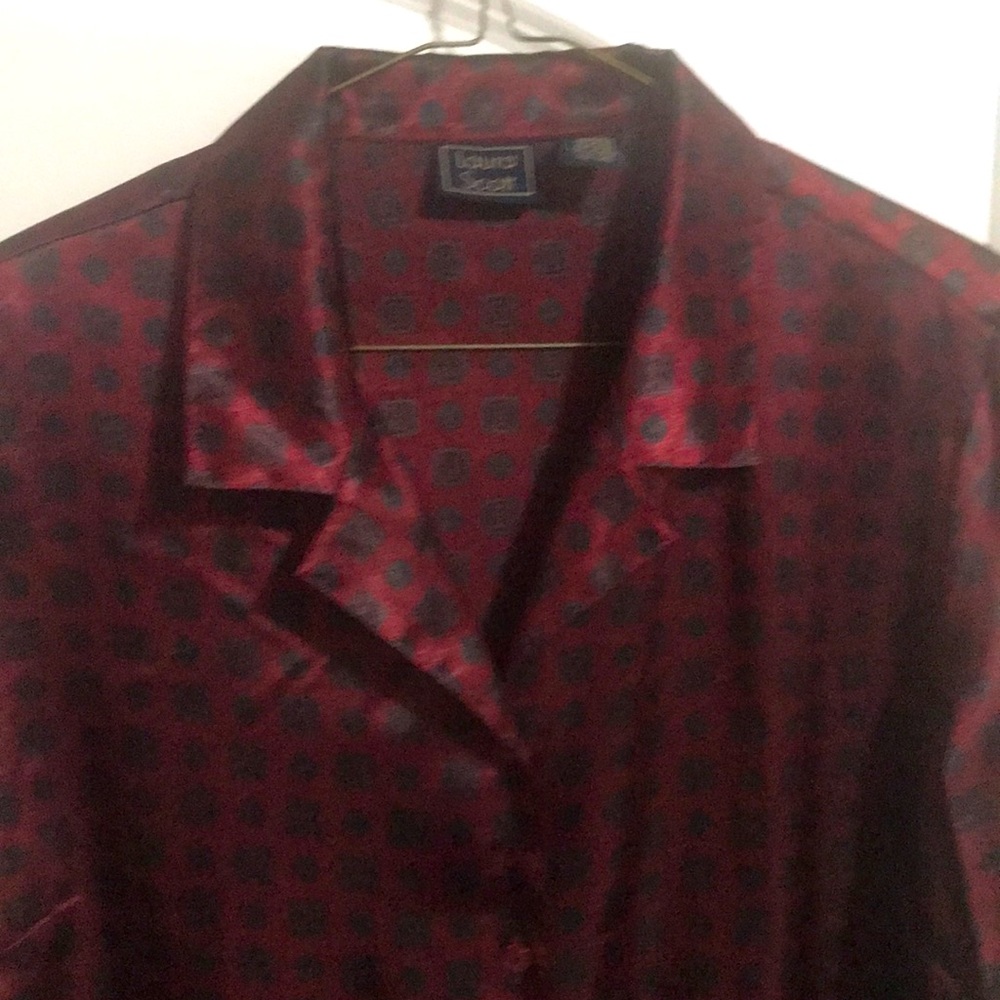 LAURA SCOTT wine colored silky button down blouse with navy details